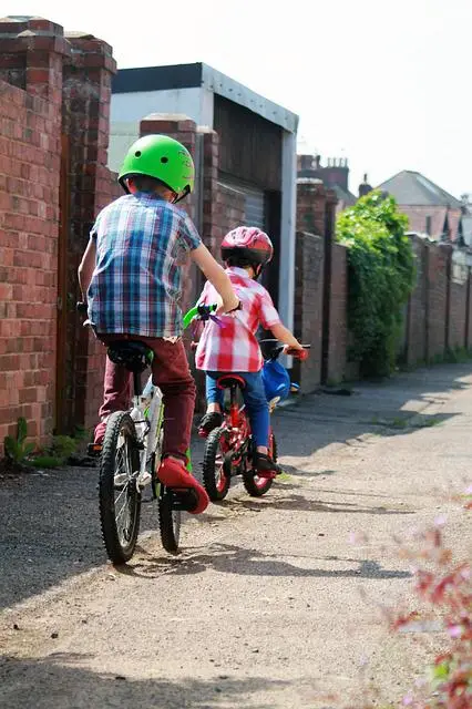 Dzieci do lat 10 mogą poruszać się po drogach publicznych pod opieką osoby dorosłej. Potem? Z pomocą przychodzi karta rowerowa.