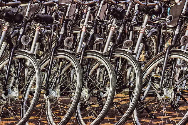 Sposób na aktywność podczas lata – miejski rower elektryczny
