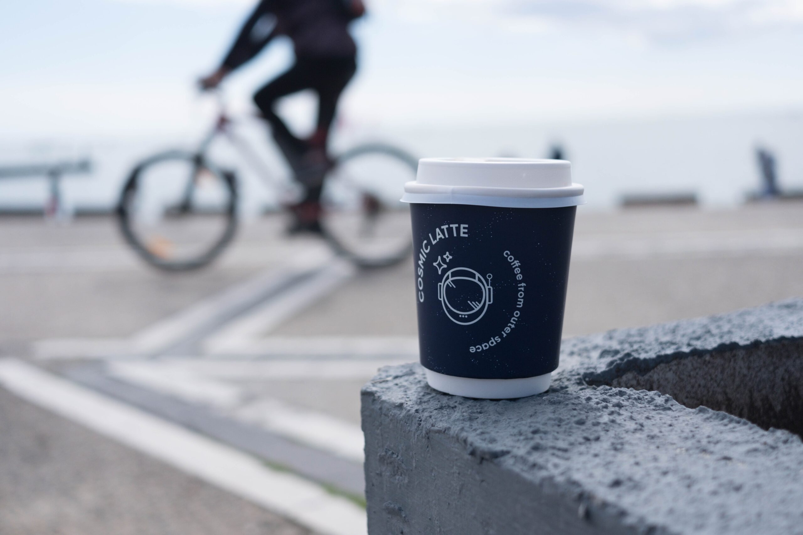 Kawa i rower – duet nierozłączny. Dlaczego kolarze uwielbiają „małą czarną”?