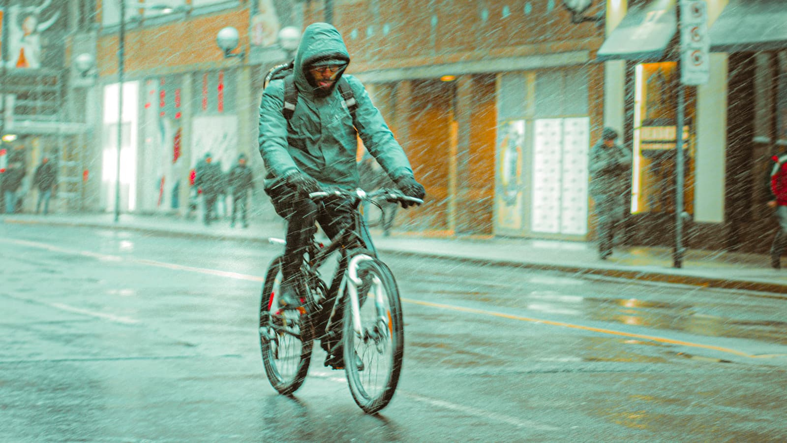 Nie jesteśmy z cukru, czyli jak bezpiecznie jeździć rowerem w deszczu