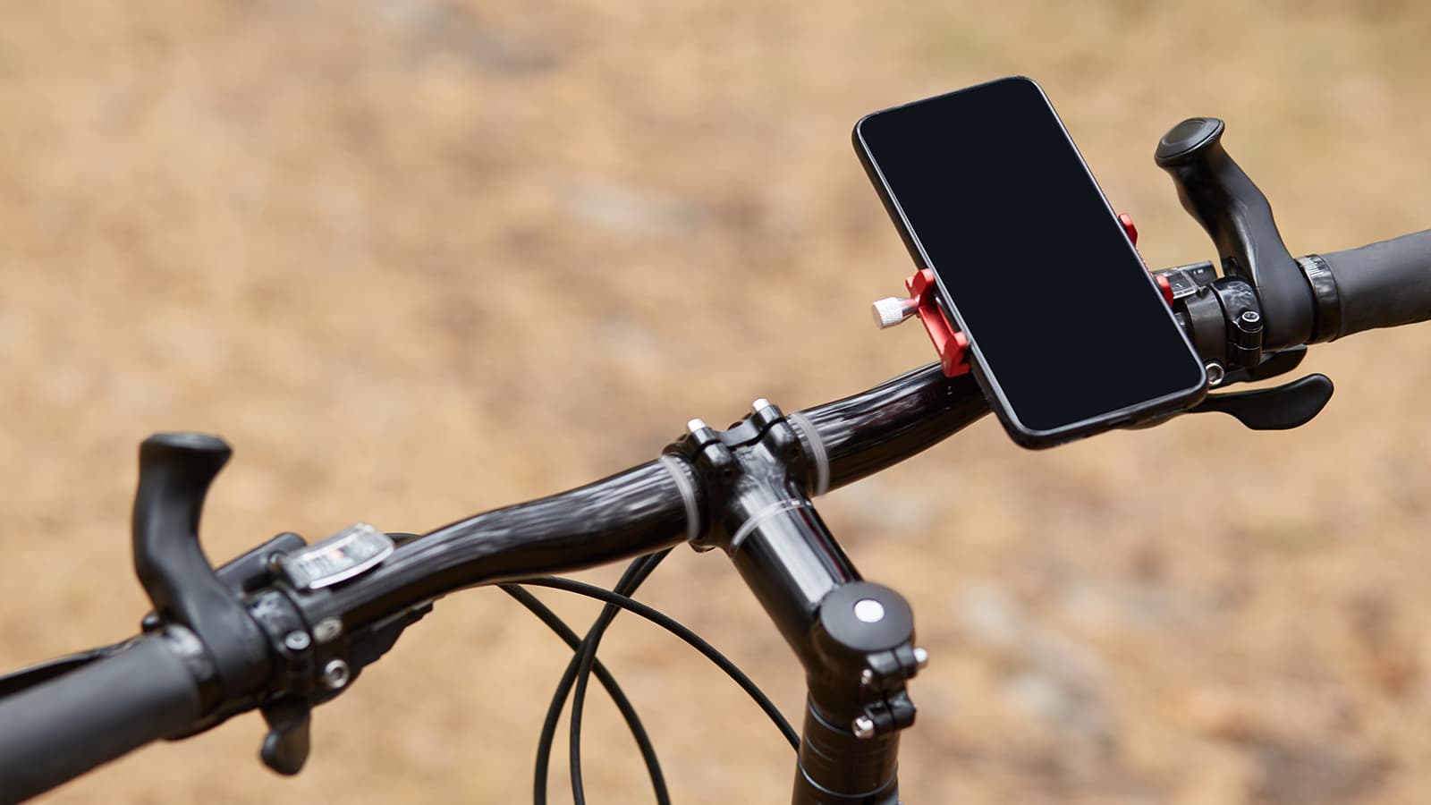 Smartfon, licznik czy komputer rowerowy? Co zakładasz na kierownicę swojego roweru?
