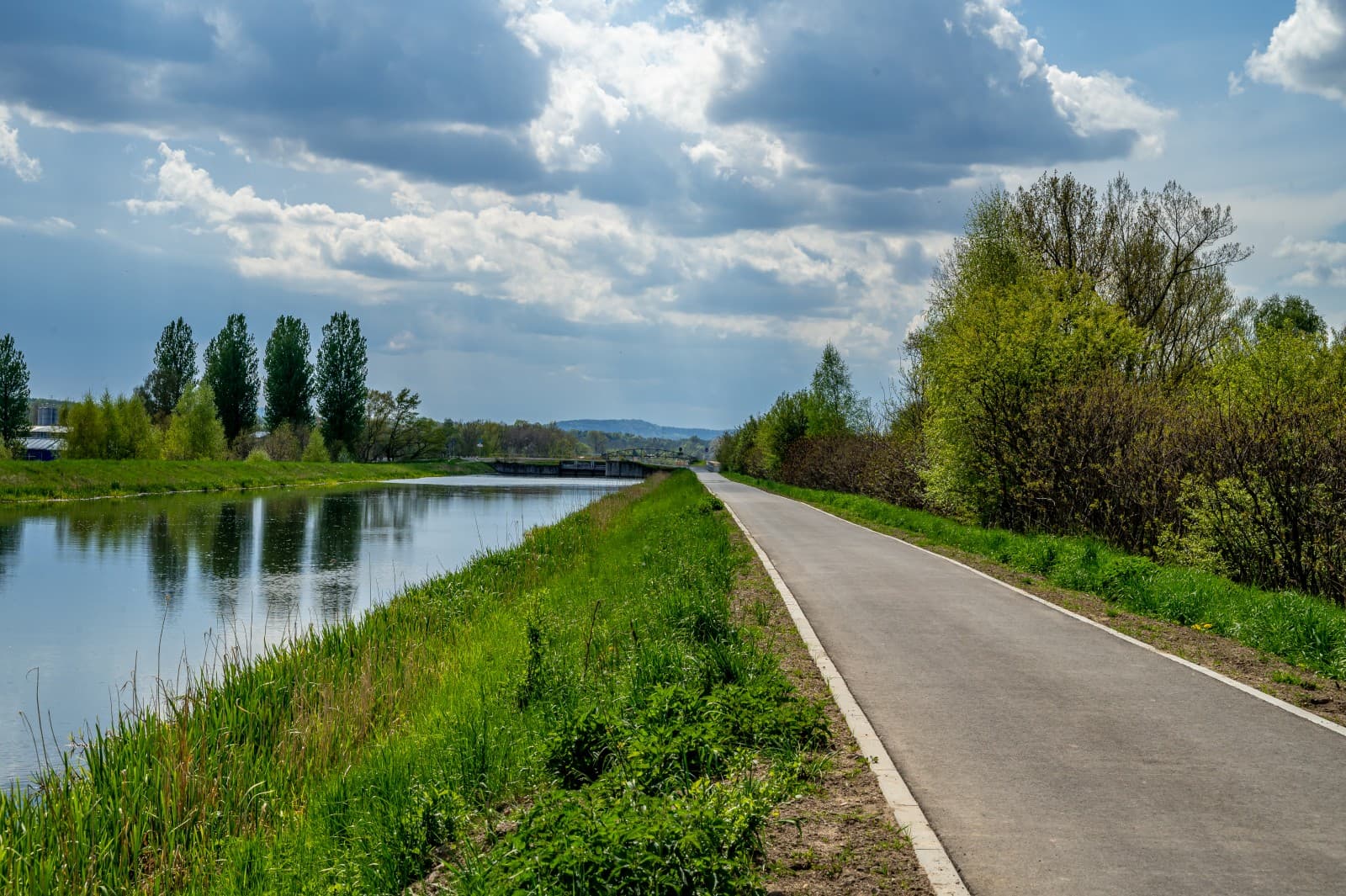 Skawina: malownicza ścieżka rowerowa wzdłuż Kanału Łączańskiego już gotowa. Rowerzyści pojadą nią w czerwcu