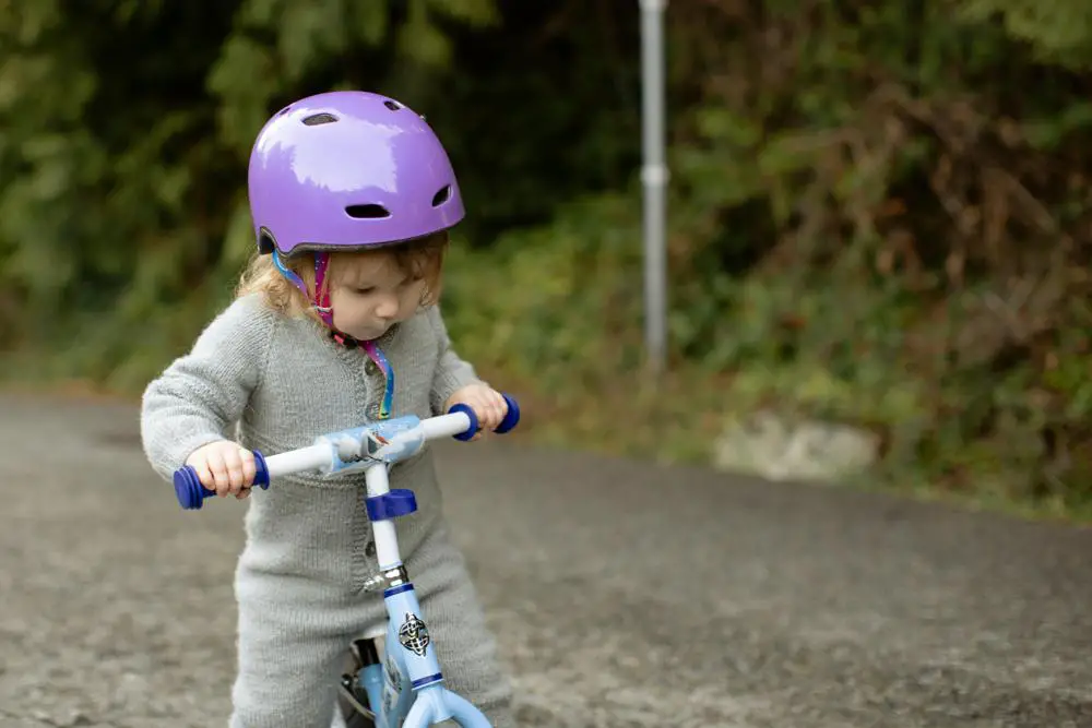 Jak dopasować i jaki kask rowerowy dla dziecka wybrać? Poradnik dla rodziców