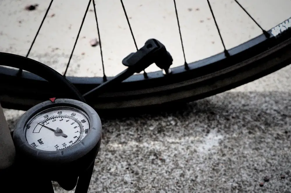 Kompletny poradnik: Jak napompować wentyl presta w rowerze?