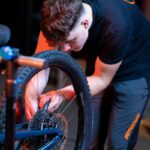 Poradnik krok po kroku: Jak odkręcić suport w rowerze z łatwością