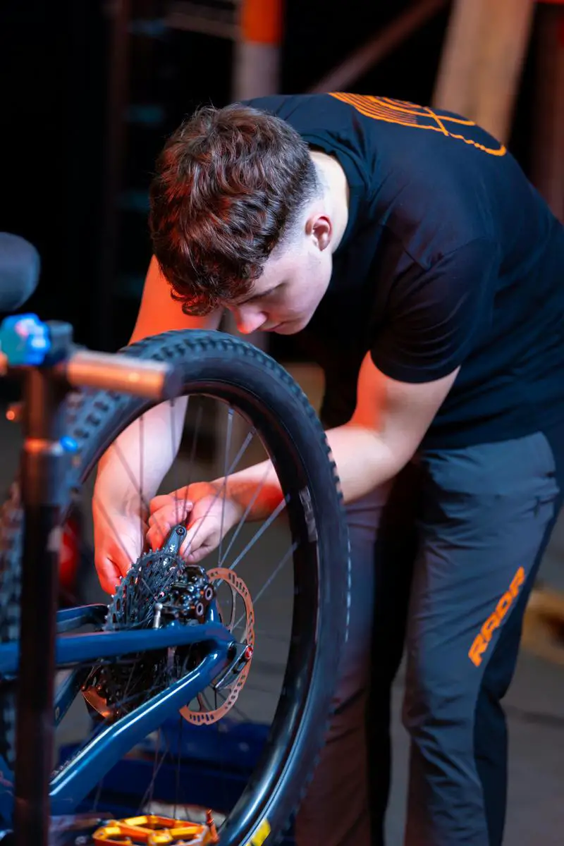 Poradnik krok po kroku: Jak odkręcić suport w rowerze z łatwością