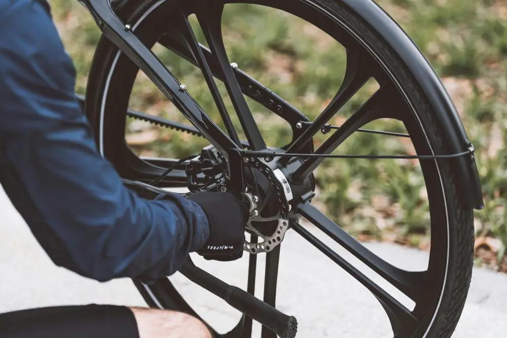Przewodnik krok po kroku: jak zdjąć tylne koło w rowerze z przerzutkami w piaście?