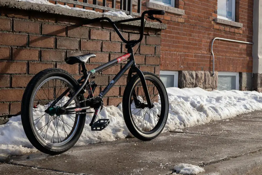 Przygotuj swój rower na zimę: praktyczne porady na zabezpieczenie roweru na balkonie, klatce i dachu.