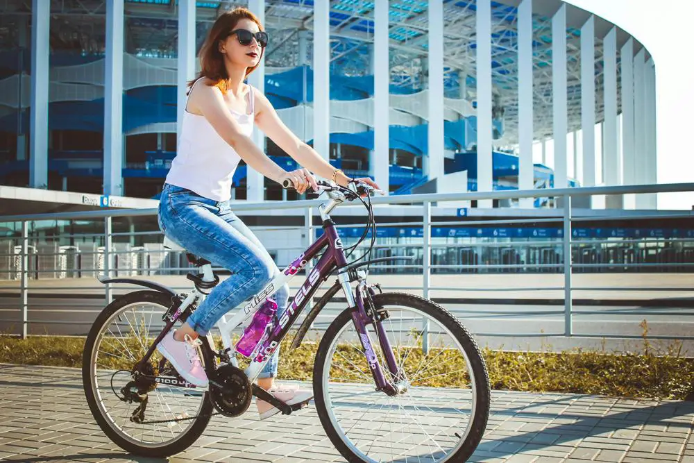 Jaką lampkę i pompkę rowerową kupić – poradnik dla cyklistów