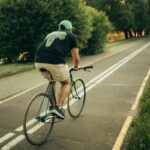 Czy rowerzyści mogą jechać obok siebie 2025 – analiza przepisów i perspektyw