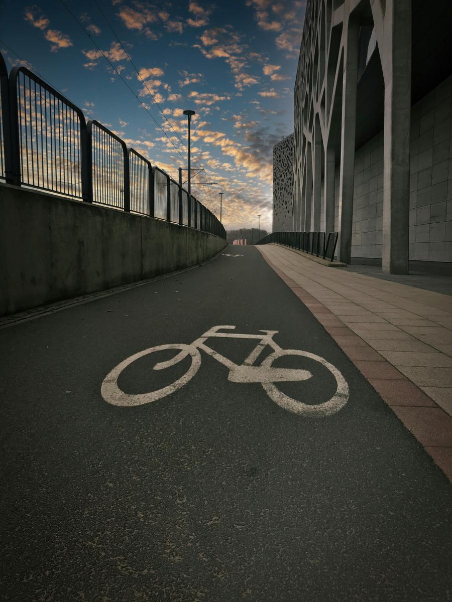 Czy i kiedy rowerzysta ma pierwszeństwo na ścieżce rowerowej? Rozwiewamy wątpliwości