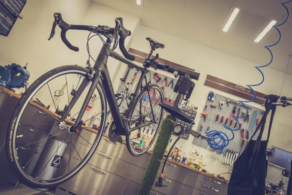 Poradnik dla cyklistów: Jak ustawić przerzutki przednie w rowerze?