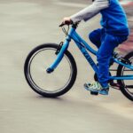 Dopasowanie roweru do dziecka – kompletny poradnik, czyli jak wybrać też idealny kask