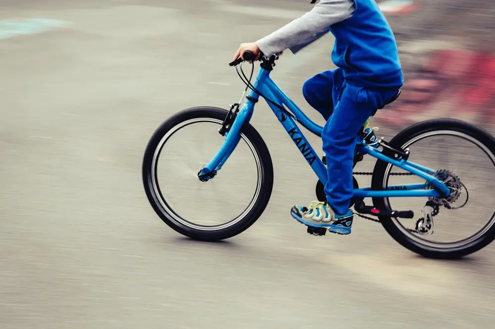 Dopasowanie roweru do dziecka – kompletny poradnik, czyli jak wybrać też idealny kask