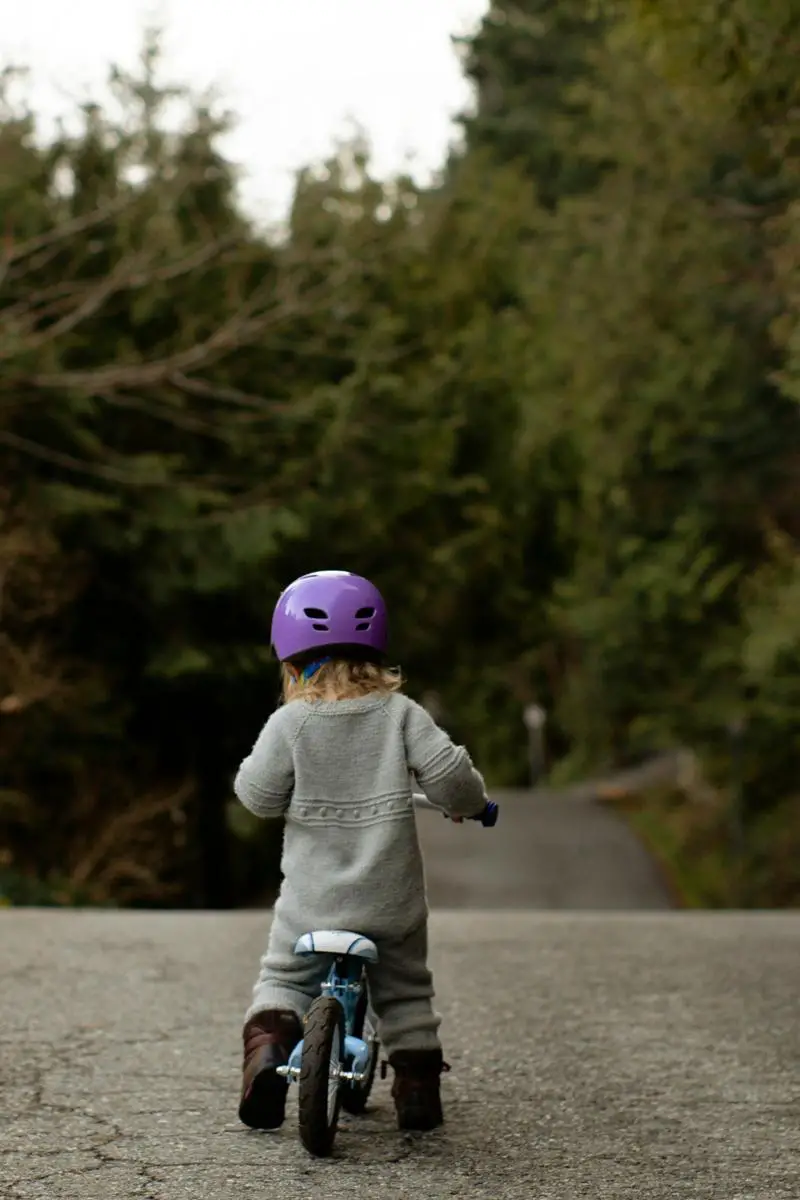 Bezpieczeństwo podczas jazdy – jakie ochraniacze na rower wybrać dla dziecka?