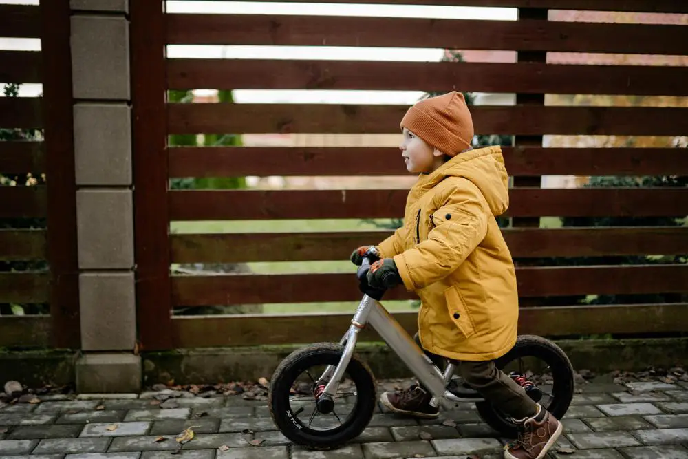 Od rowerka trzykołowego dla dzieci do roweru trzykołowego elektrycznego – przewodnik po rowerach trzykołowych dostępnych na rynku