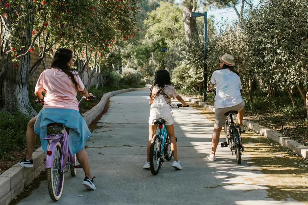 Wybieramy ścieżki asfaltowe: Jak wybrać idealny rower dla dzieci w wieku 5, 6 i 7 lat?