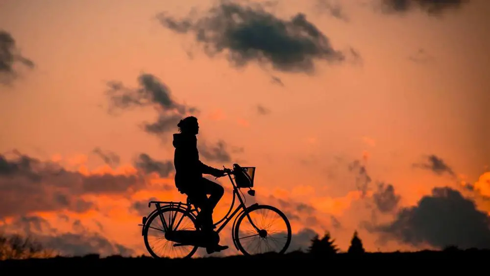 Nauka jazdy: Jak prawidłowo jeździć i siedzieć na rowerze oraz ile czasu powinieneś na nim spędzać