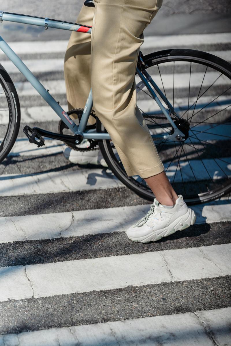 Czy i kiedy rowerzysta może przejeżdżać przez przejście dla pieszych? Przepisy i zasady