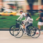 Podstawowe triki kolarskie: Jak zrobić dęba, drift oraz whipa na rowerze?