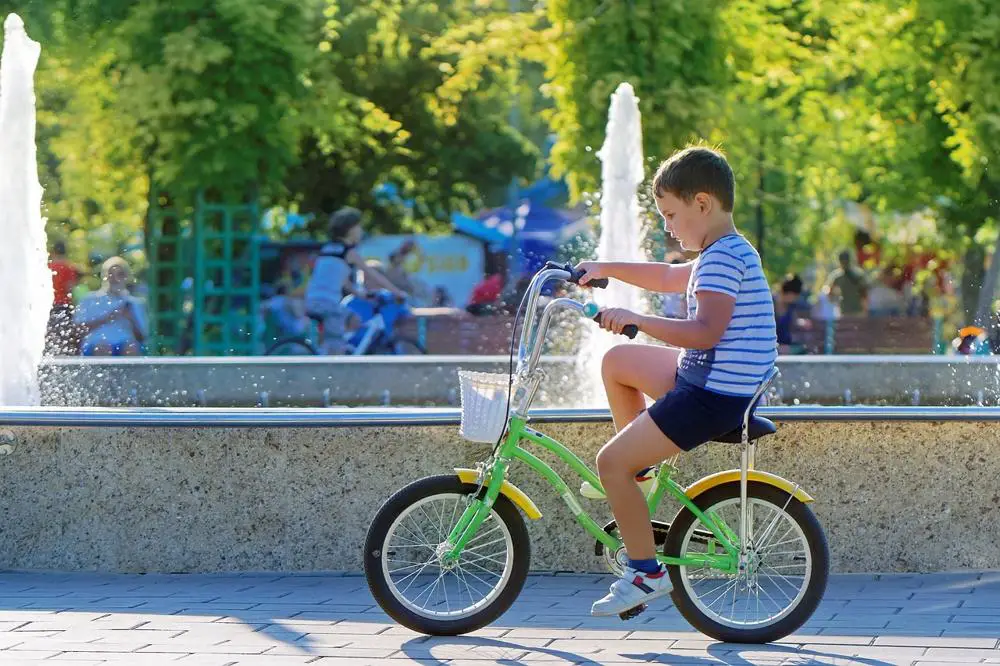 Rower biegowy dla 2 latka – poradnik wyboru odpowiedniego rowerka biegowego dla dzieci w różnym wieku