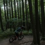 Jak ustawić prawidłową pozycję na rowerze – poradnik dla miłośników górskich szlaków i miejskiego asfaltu